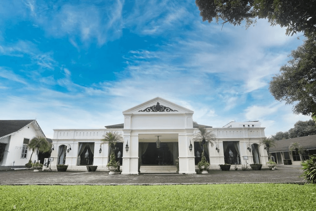 3-Day Luxury Camper Bus Cultural Tour Solo & Yogyakarta from Jakarta - Image 6