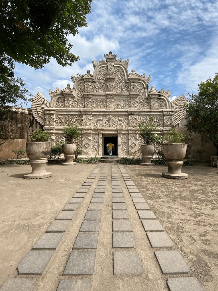 3-Day Luxury Camper Bus Cultural Tour Solo & Yogyakarta from Jakarta - Image 4