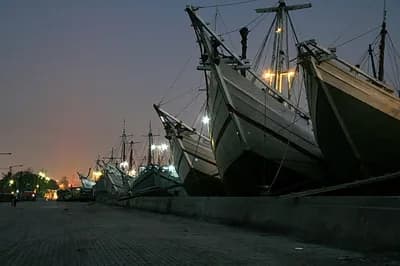 Discover Jakarta After Dark: City Lights & Street Food - Image 6